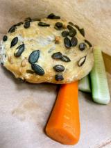 Grønt haps med gluten reduceret bolle (gulerødder og agurker I stave)